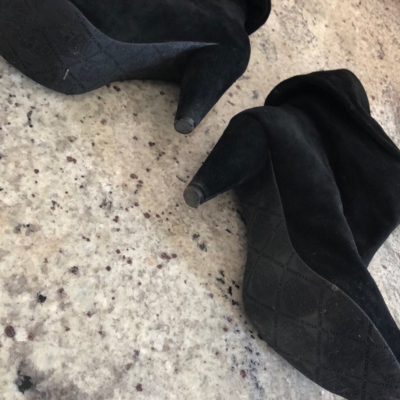 Vince Camuto black suede slouchy peep toe booties Size 8 - Picture 7 of 9